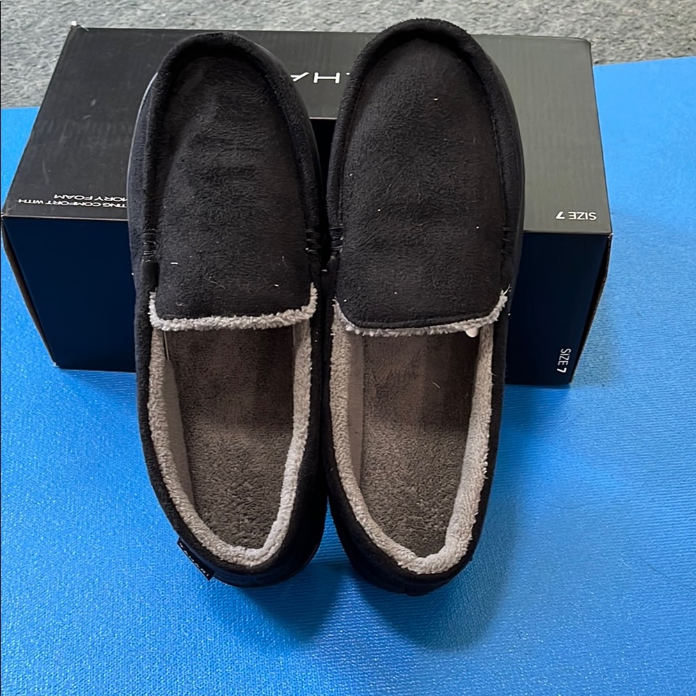 Men’s Tahari slippers. Size 7. Black